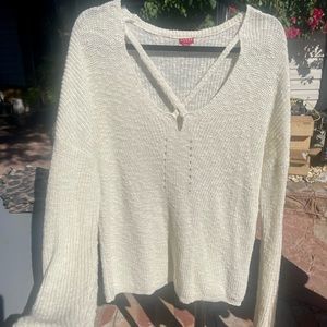 Cream color GUESS sweater. Used only 2 times. Size M.